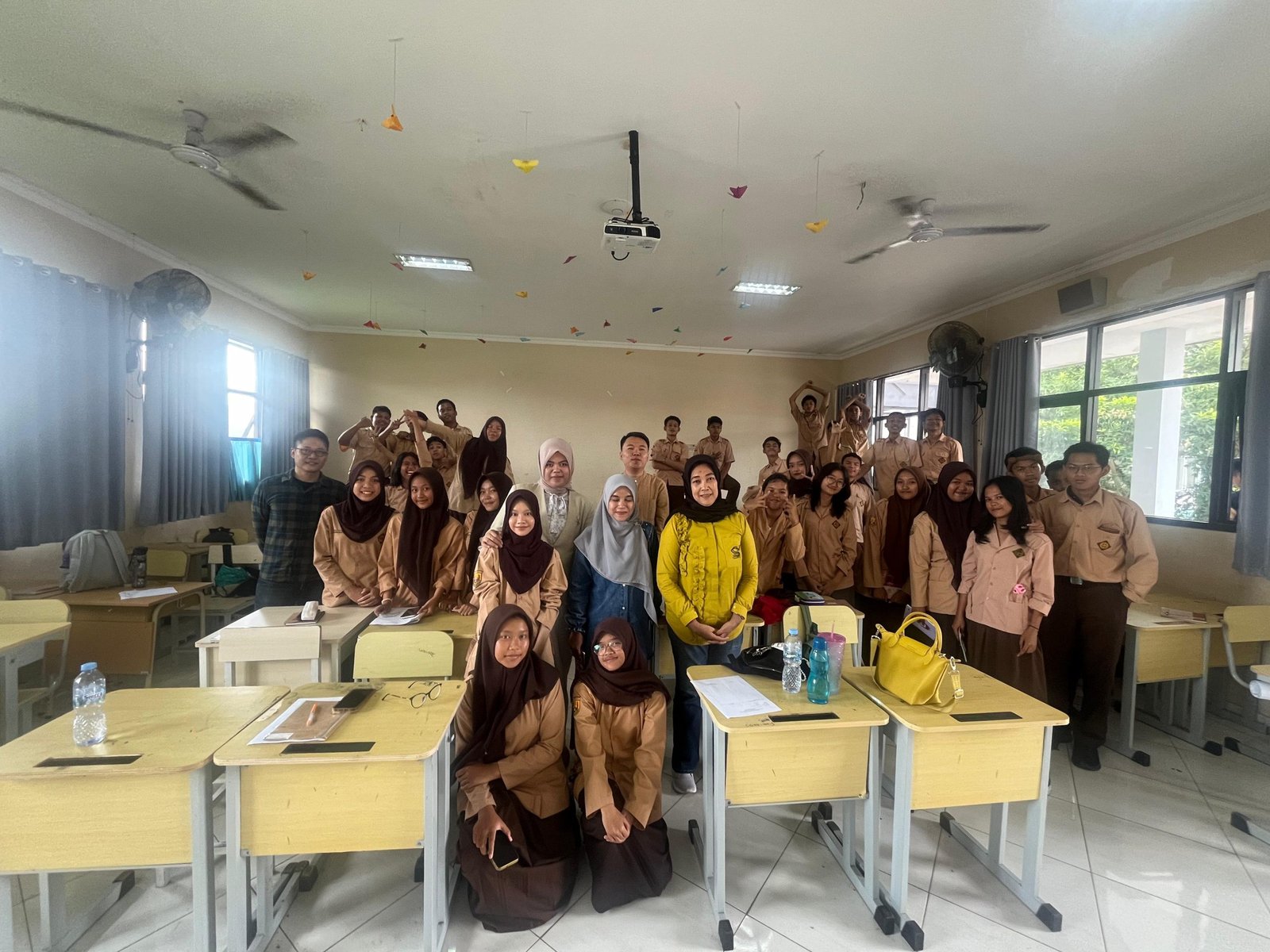 Kegiatan PKM, kerjasama antara Universitas Halim Sanusi, SMAN 21 Bandung dan Teropong Media